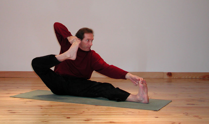 Yoga posture: l'archer n°1: akarna dhanurasana. Des centaines de photos, de videos, d'articles sur le site www.natha-yoga.com - 2011