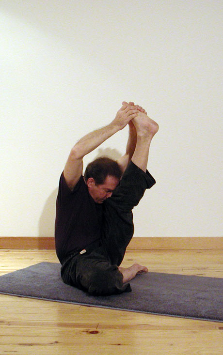 Yoga posture: demi pince en élévation: urdhva ardha pashimottanasana. Des centaines de photos, de videos, d'articles sur le site www.natha-yoga.com - 2011