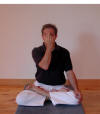 Yoga: nadi shodhana, la respiration alterne. Position des doigts n1.