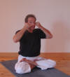 Yoga: nadi shodhana, la respiration alterne. Position des doigts n5.