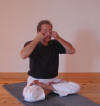 Yoga: nadi shodhana, la respiration alterne. Position des doigts n6.