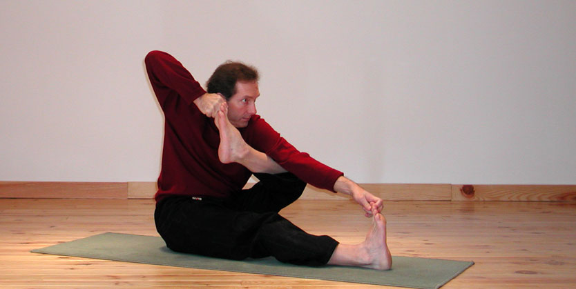 Yoga posture: l'archer n2: akarna dhanurasana. Des centaines de photos, de videos, d'articles sur le site www.natha-yoga.com - 2011