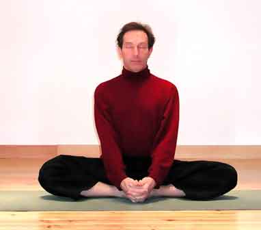 Bhadrasana: la posture bénéfique qui protège et purifie les énergies personnelles